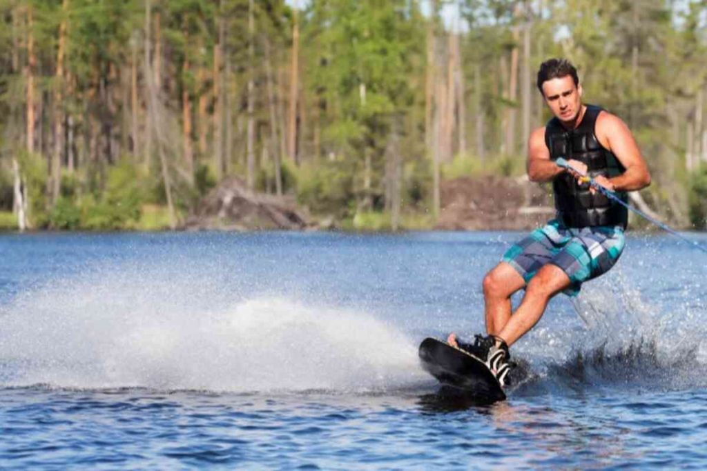 Entrando na água em wakeboard